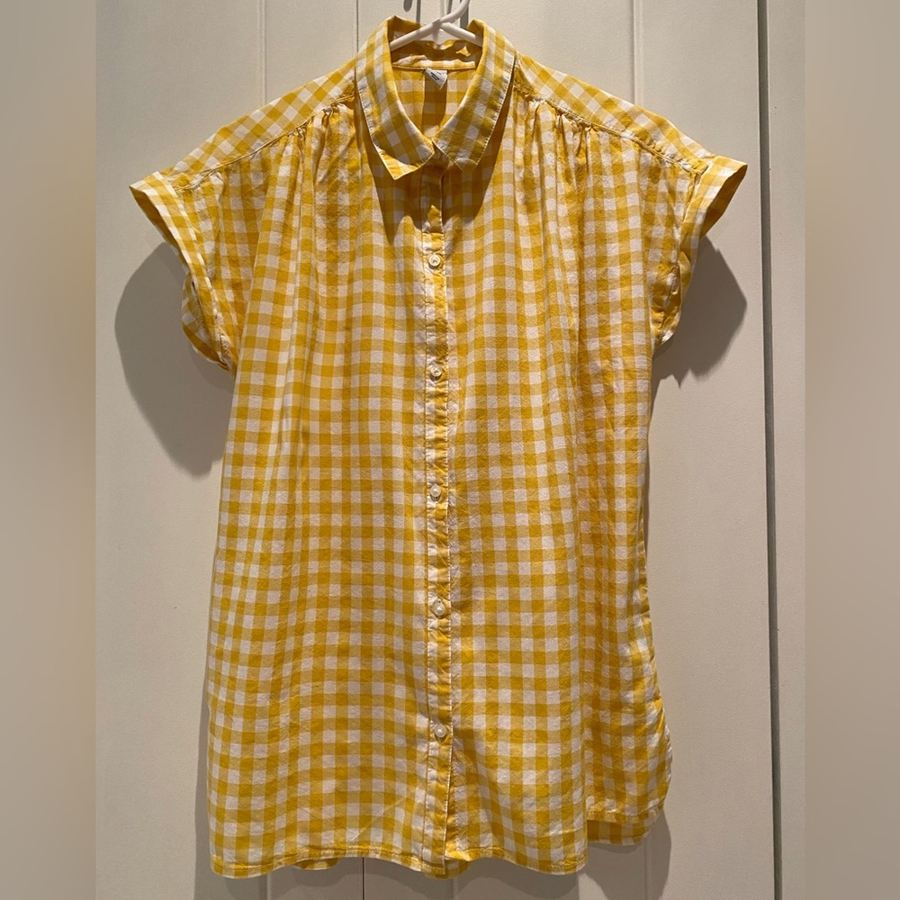 Old Navy gingham cap sleeved button-up top